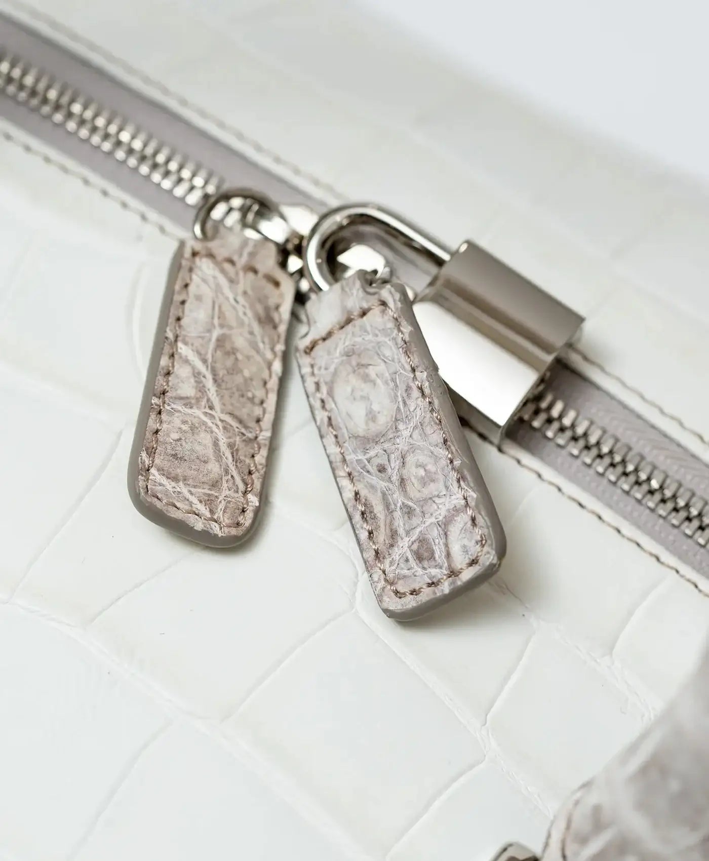 Geanta de voiaj alb cu gri piele crocodil