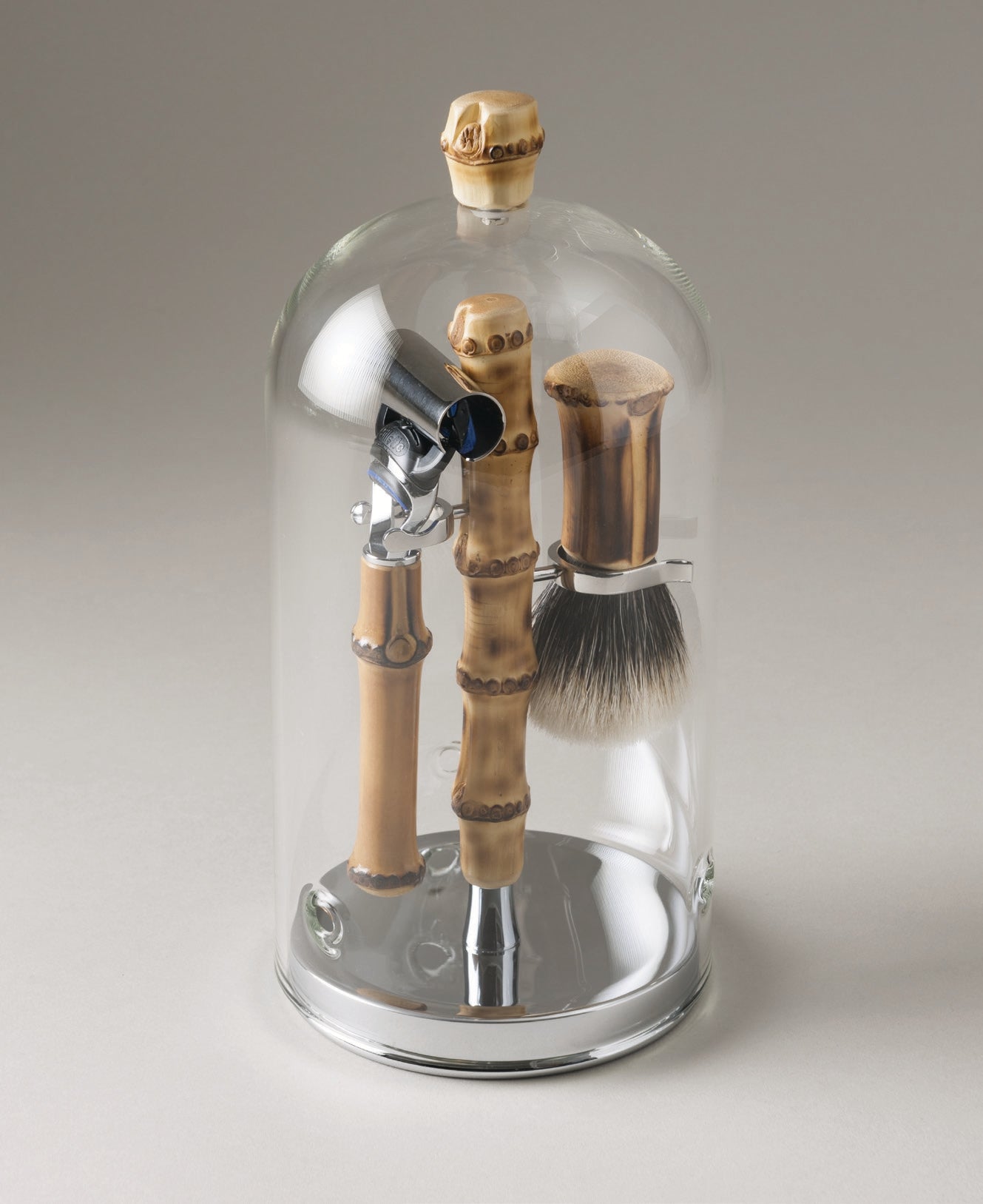 Set de barbierit bambus cu pamatuf si aparat de ras