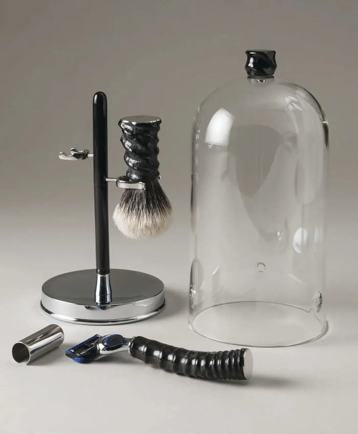 Set de barbierit din corn cu pamatuf si aparat de ras