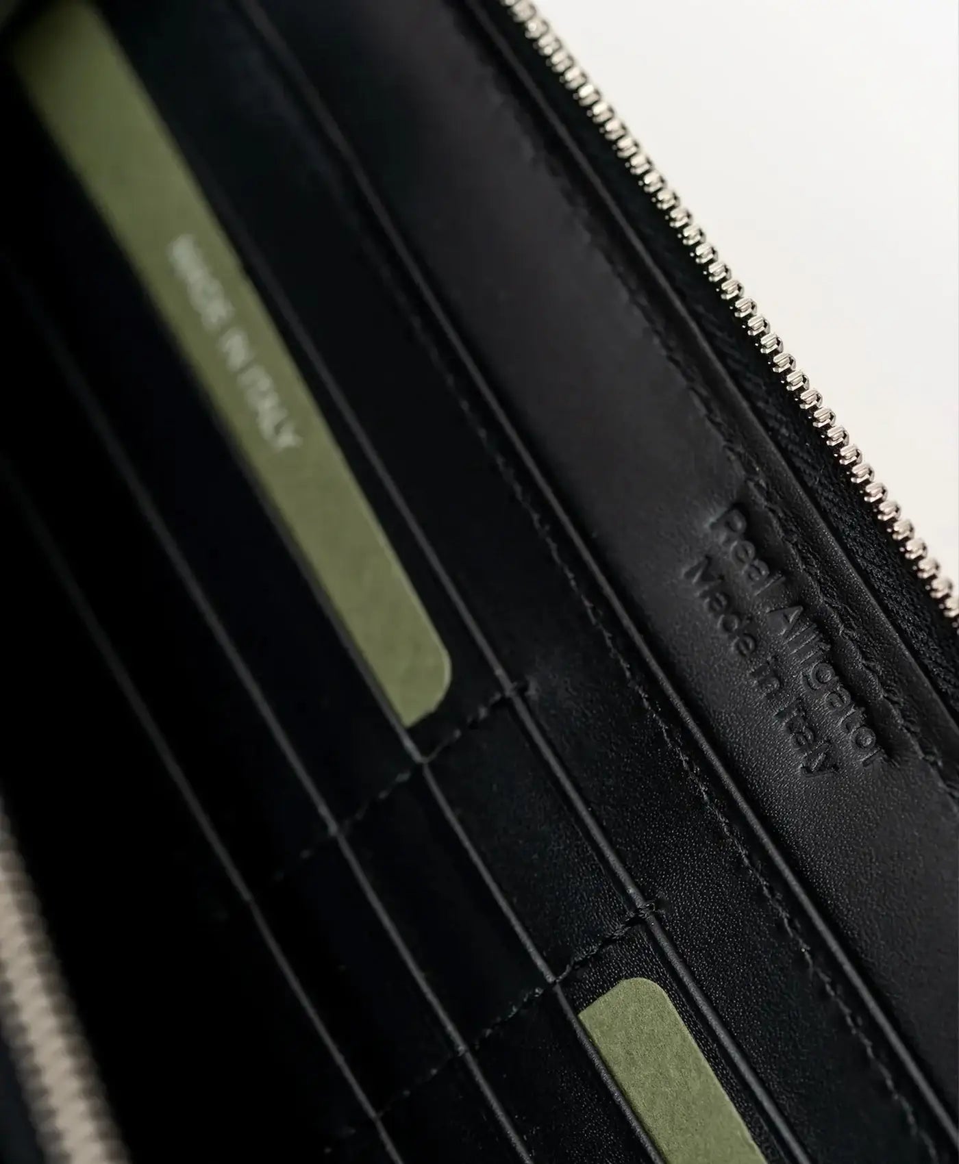 Portofel negru mat piele crocodil, de mana