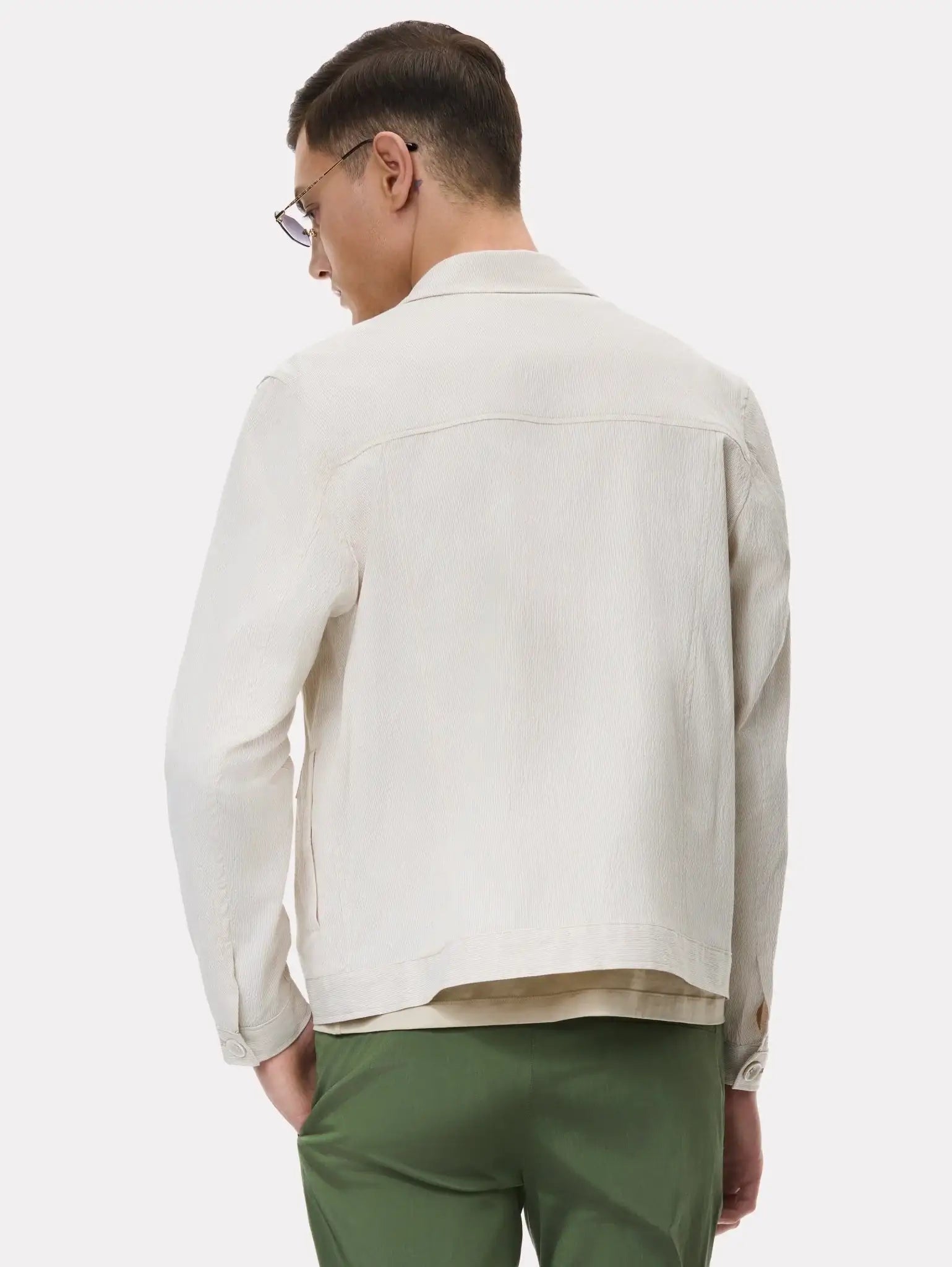 Jacheta scurta bej cu buzunare aplicate