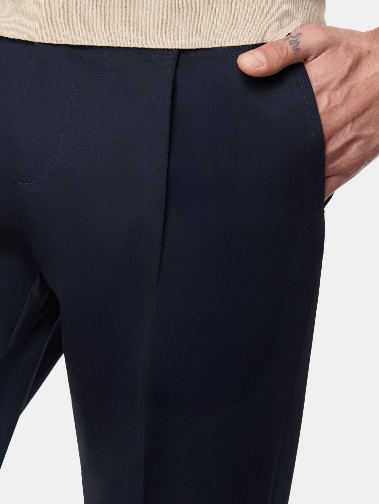 Pantaloni chinos navy cu pense - Viggo