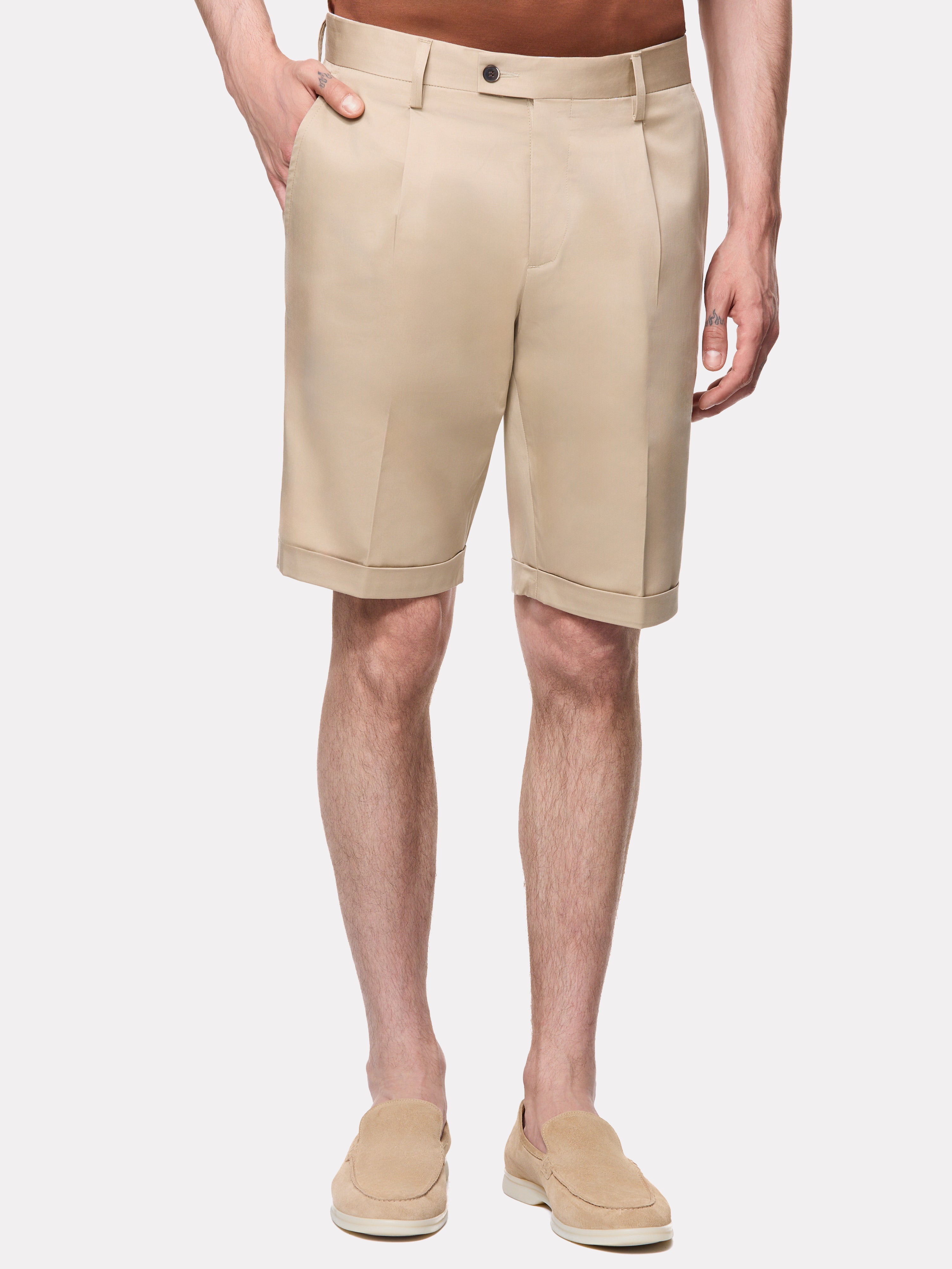 Beige shorts with cuffs