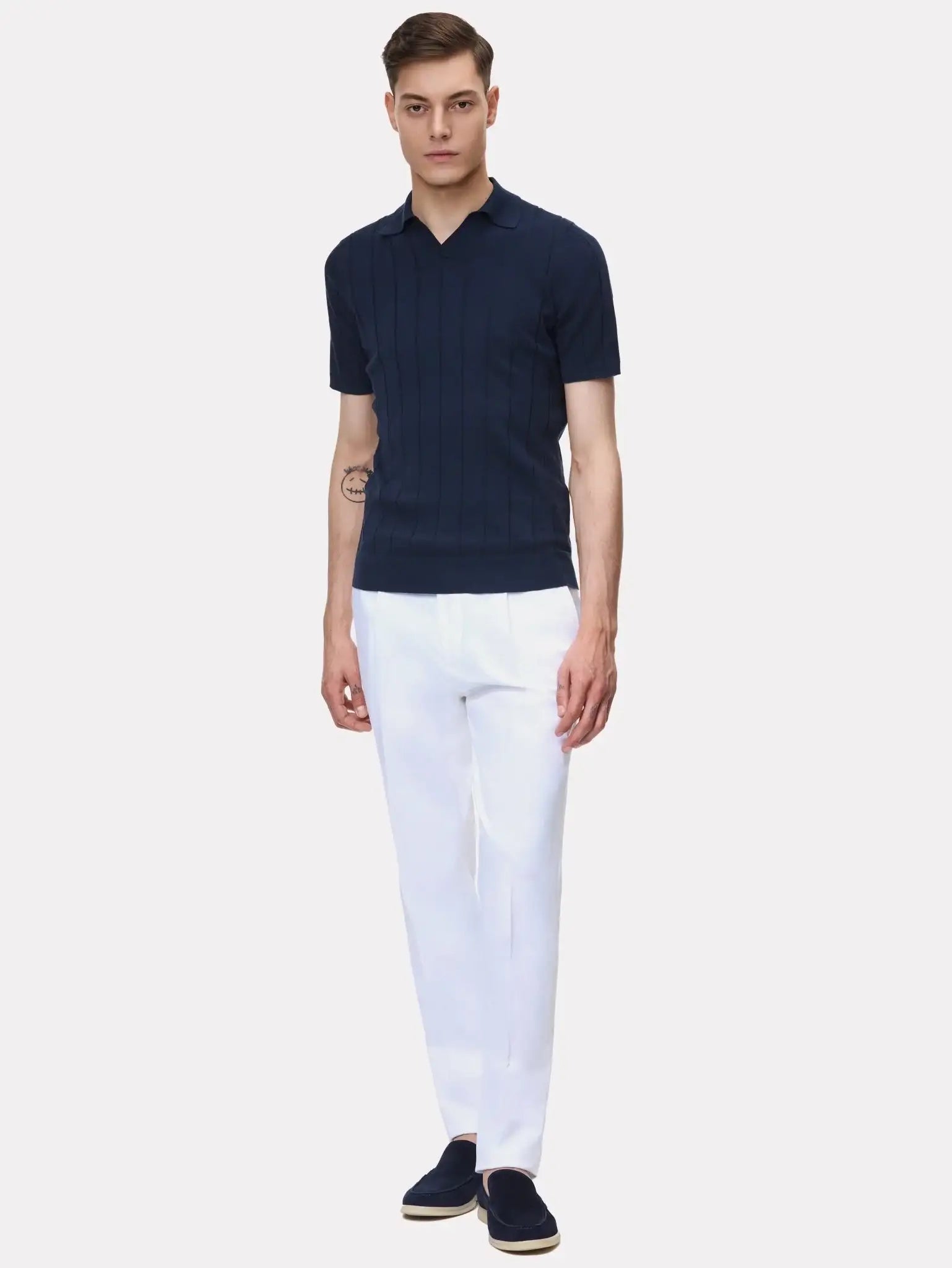 Pantaloni chinos albi cu pense