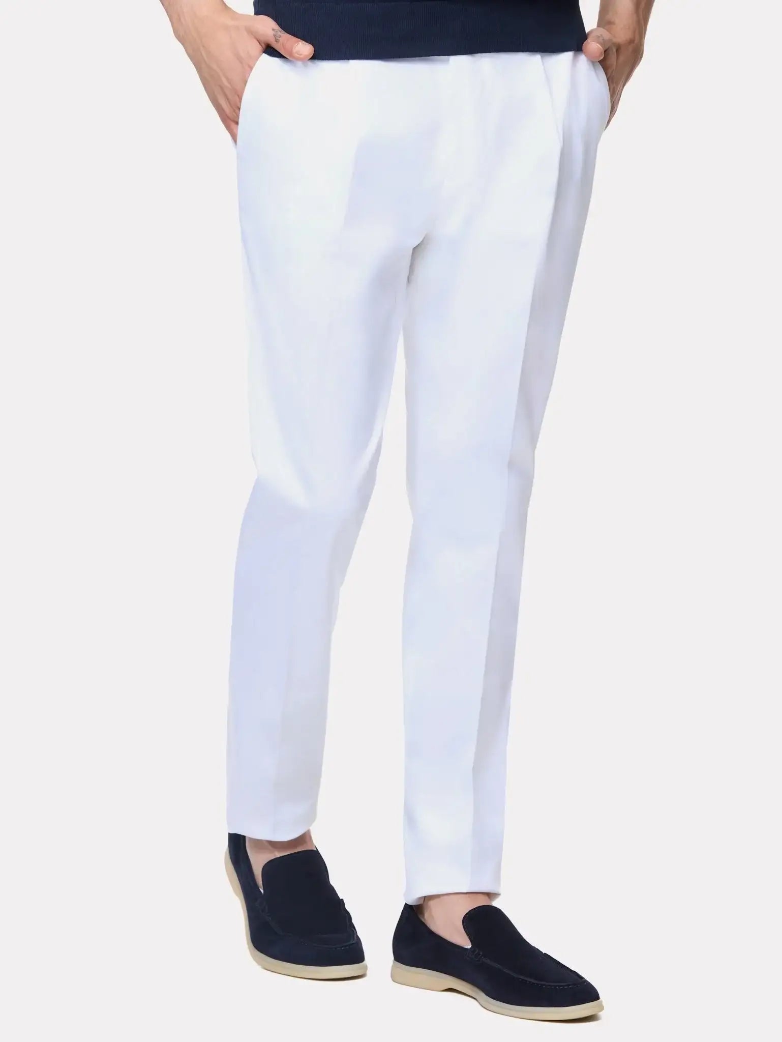 Pantaloni chinos albi cu pense