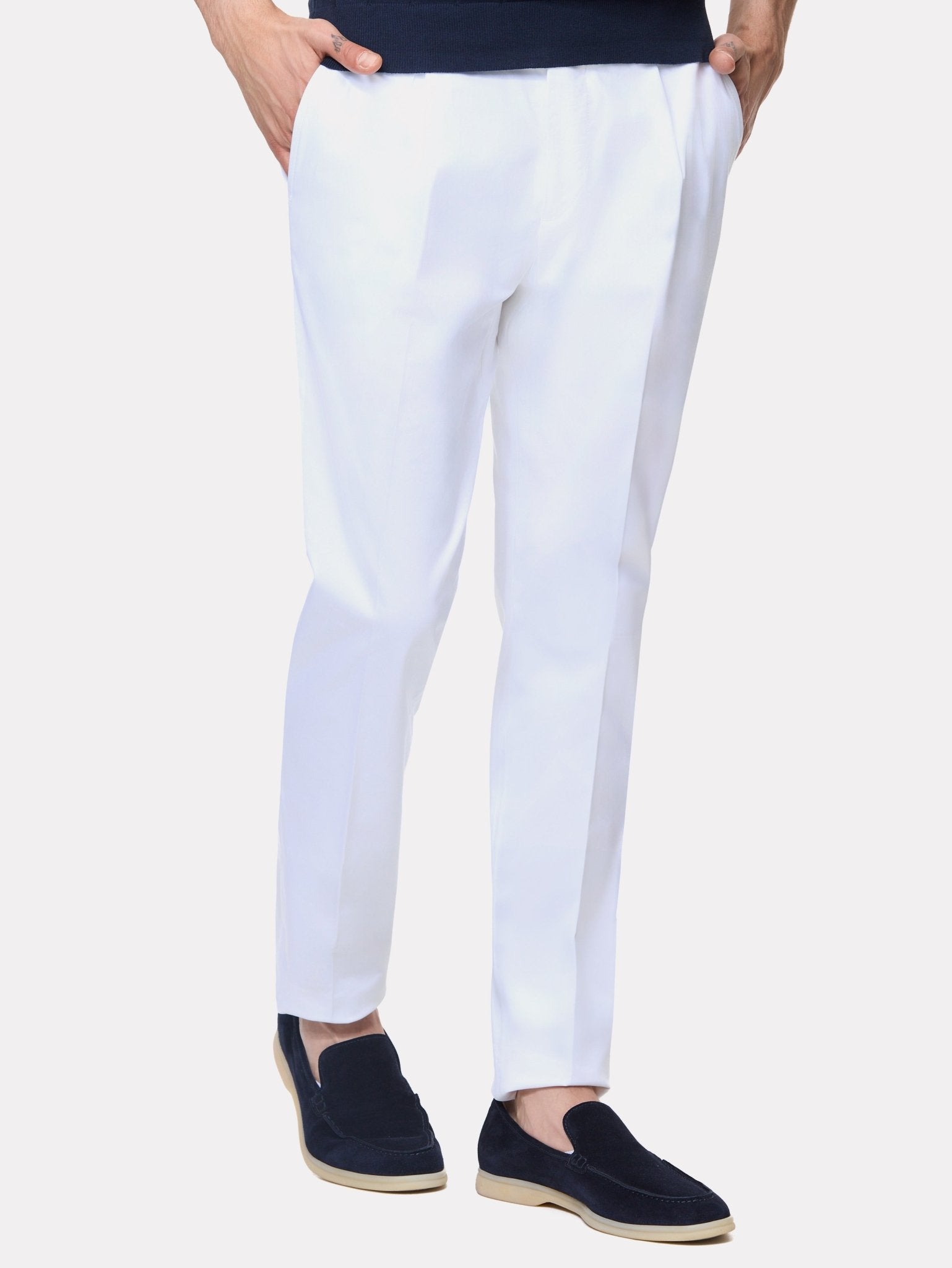 Pantaloni chinos albi cu pense - Viggo