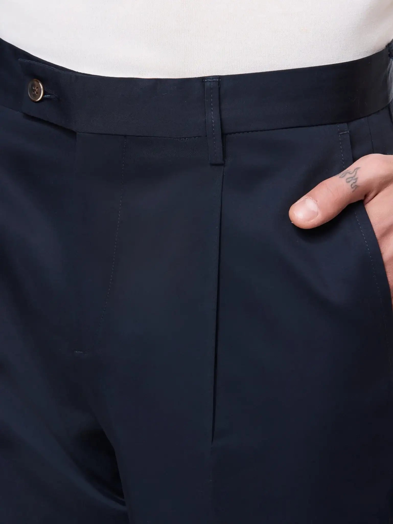 Pantaloni scurti navy cu manseta