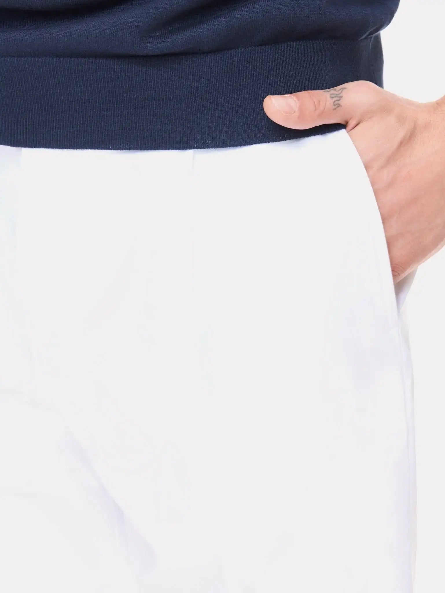 Pantaloni scurti albi cu manseta