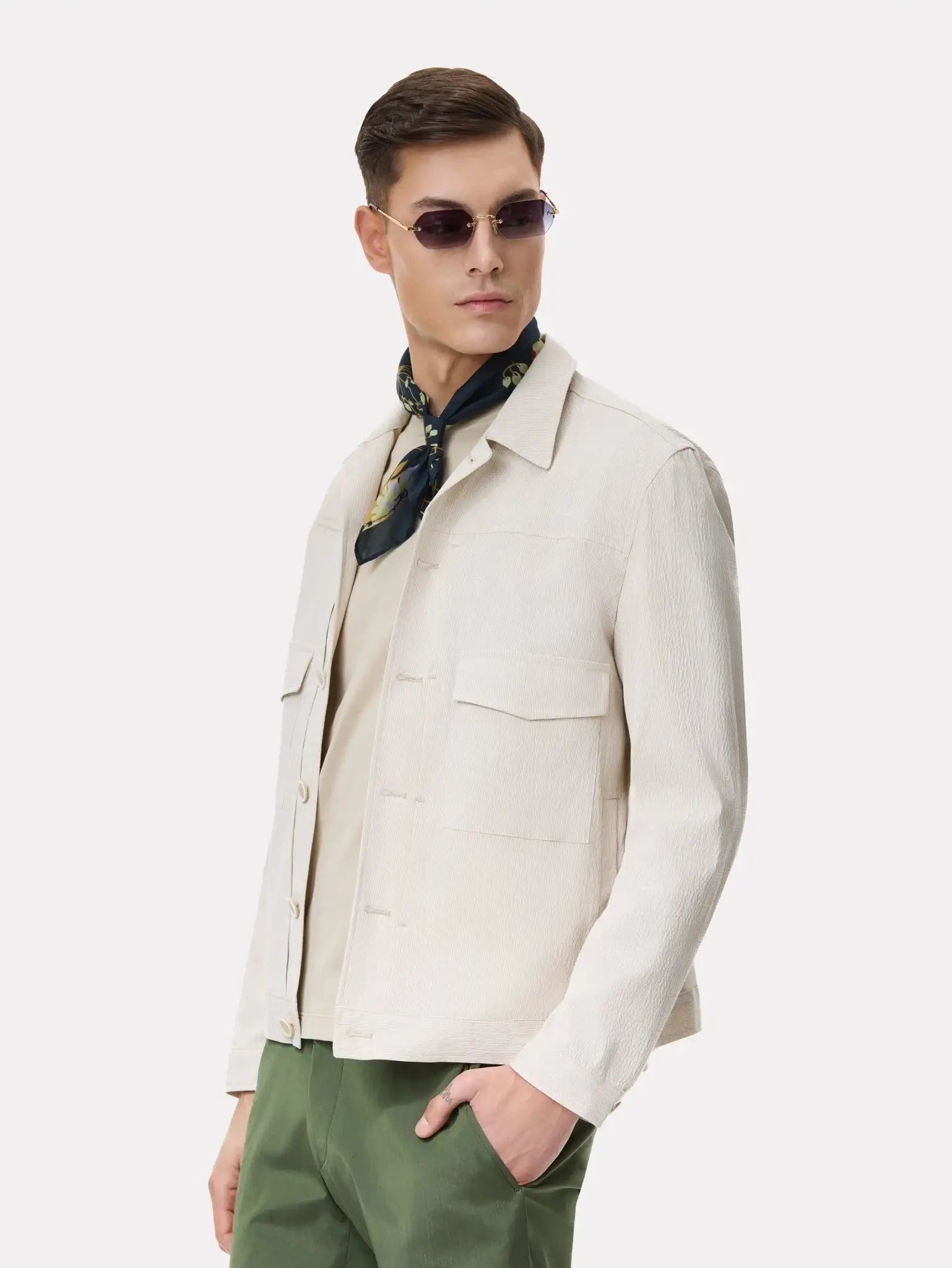 Jacheta scurta bej cu buzunare aplicate