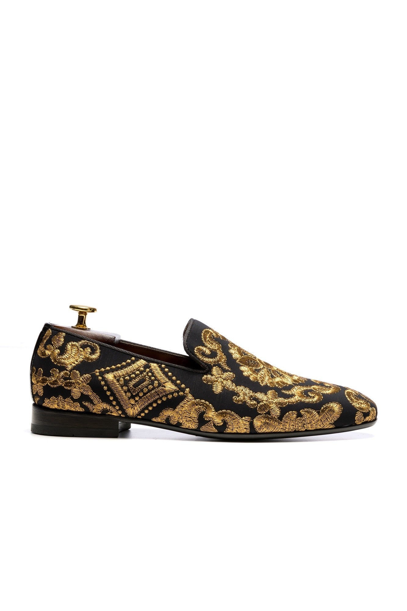 Pantofi Negri Cu Broderie Aurie