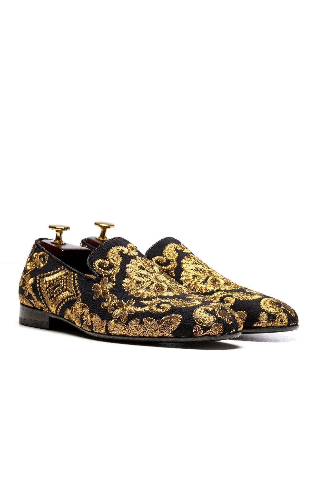 Pantofi Negri Cu Broderie Aurie