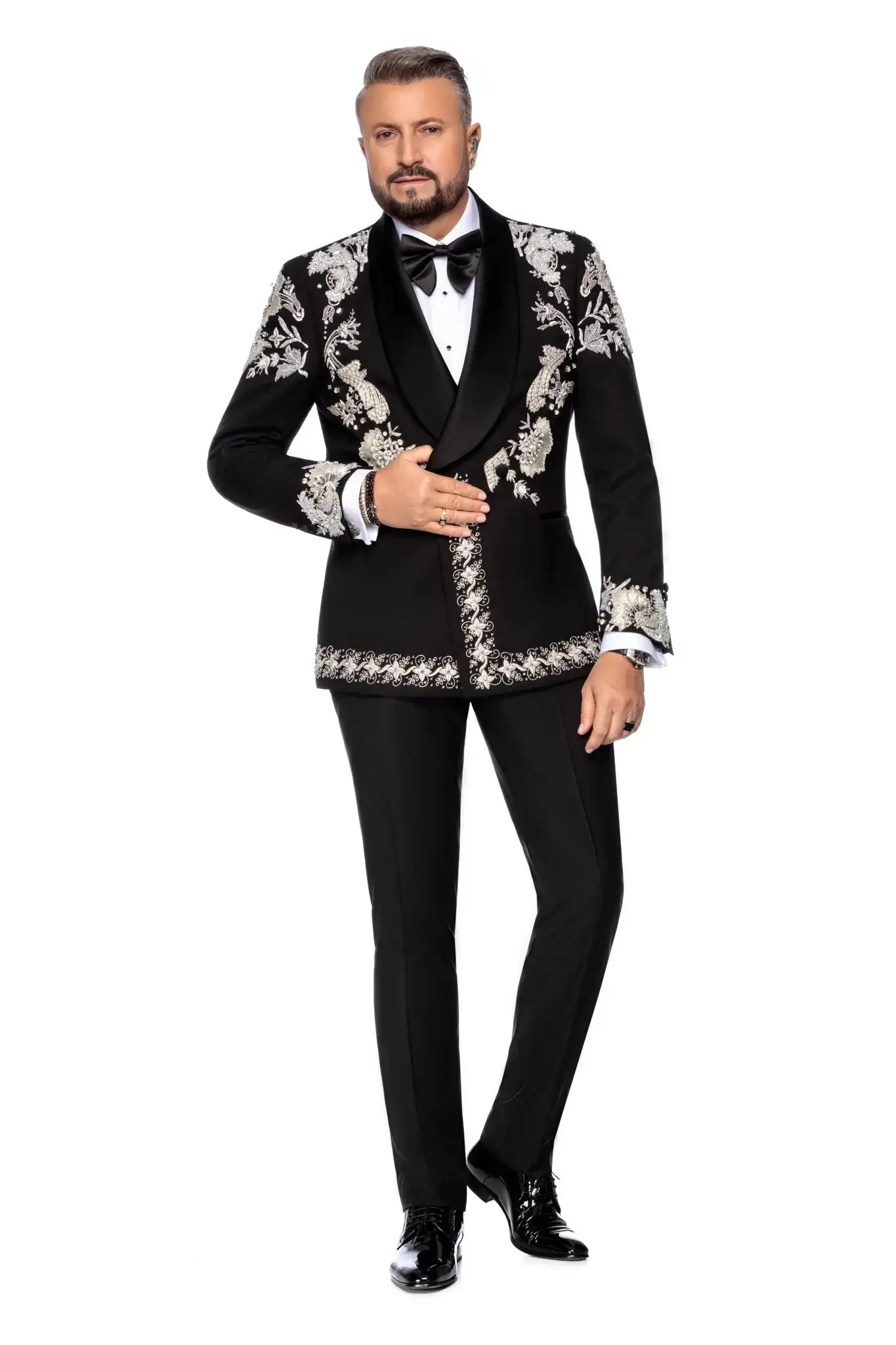 Tuxedo jacket with manual embroidery on two rows of buttons
