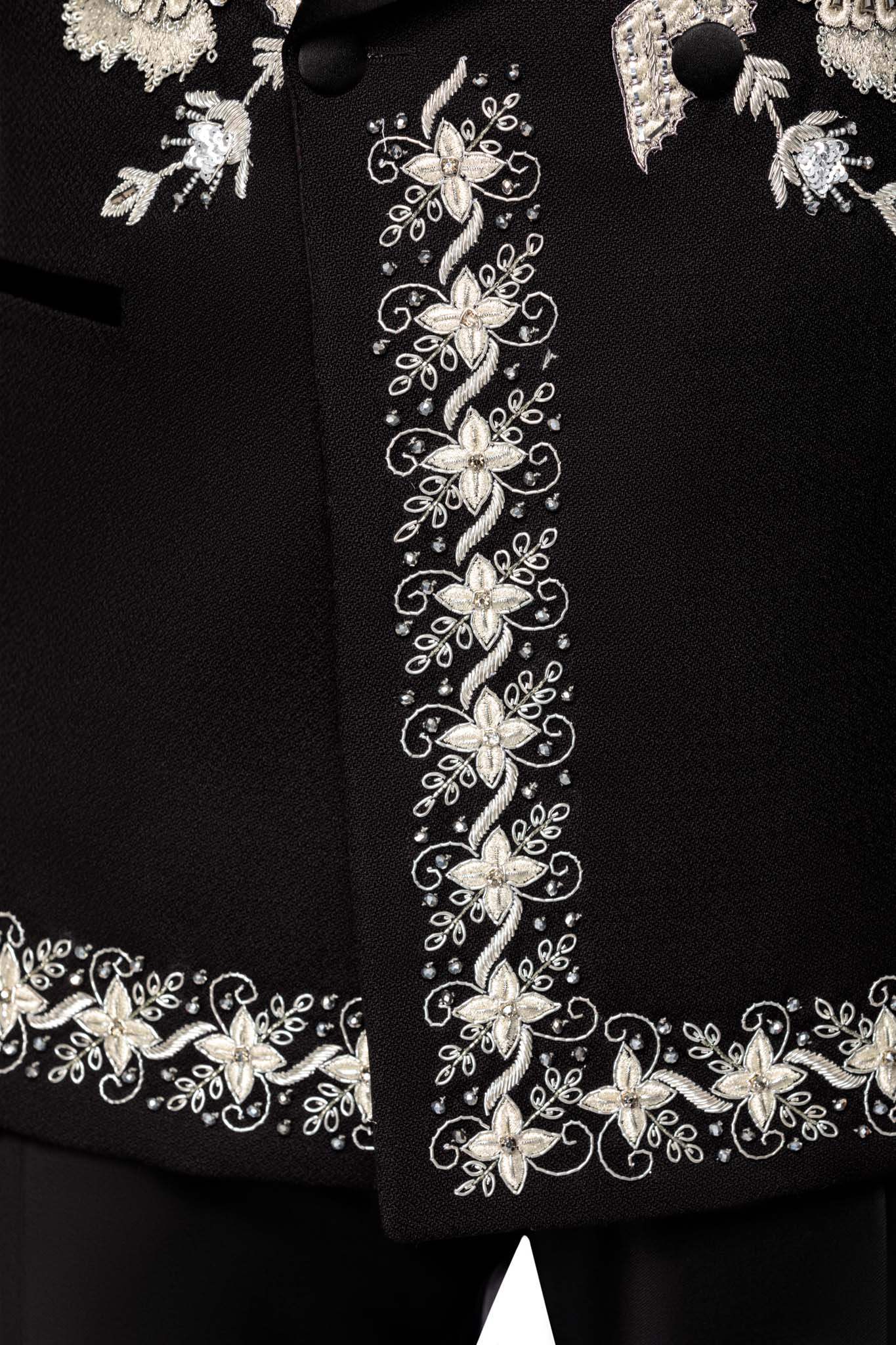 Tuxedo jacket with manual embroidery on two rows of buttons