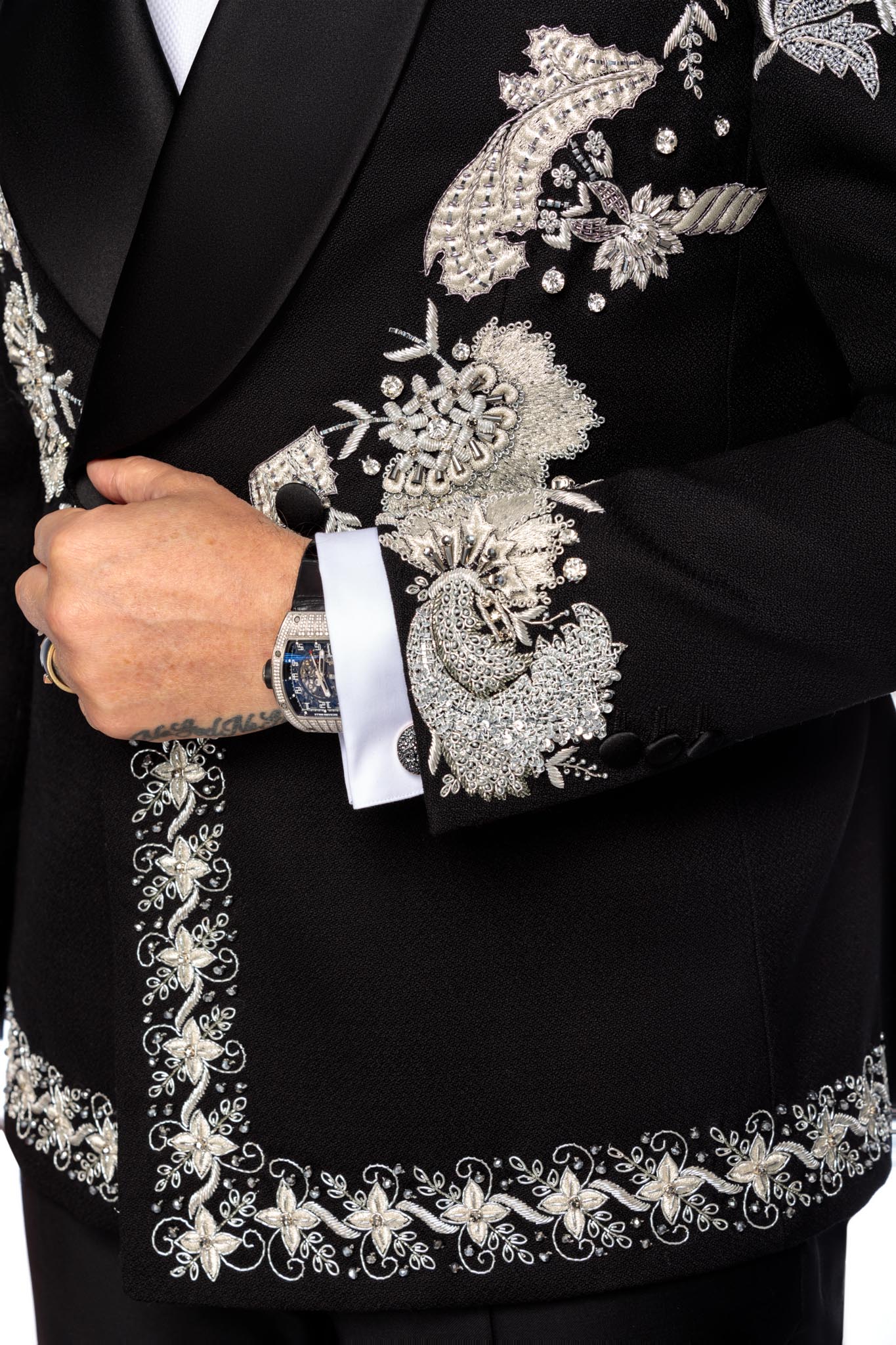 Tuxedo jacket with manual embroidery on two rows of buttons