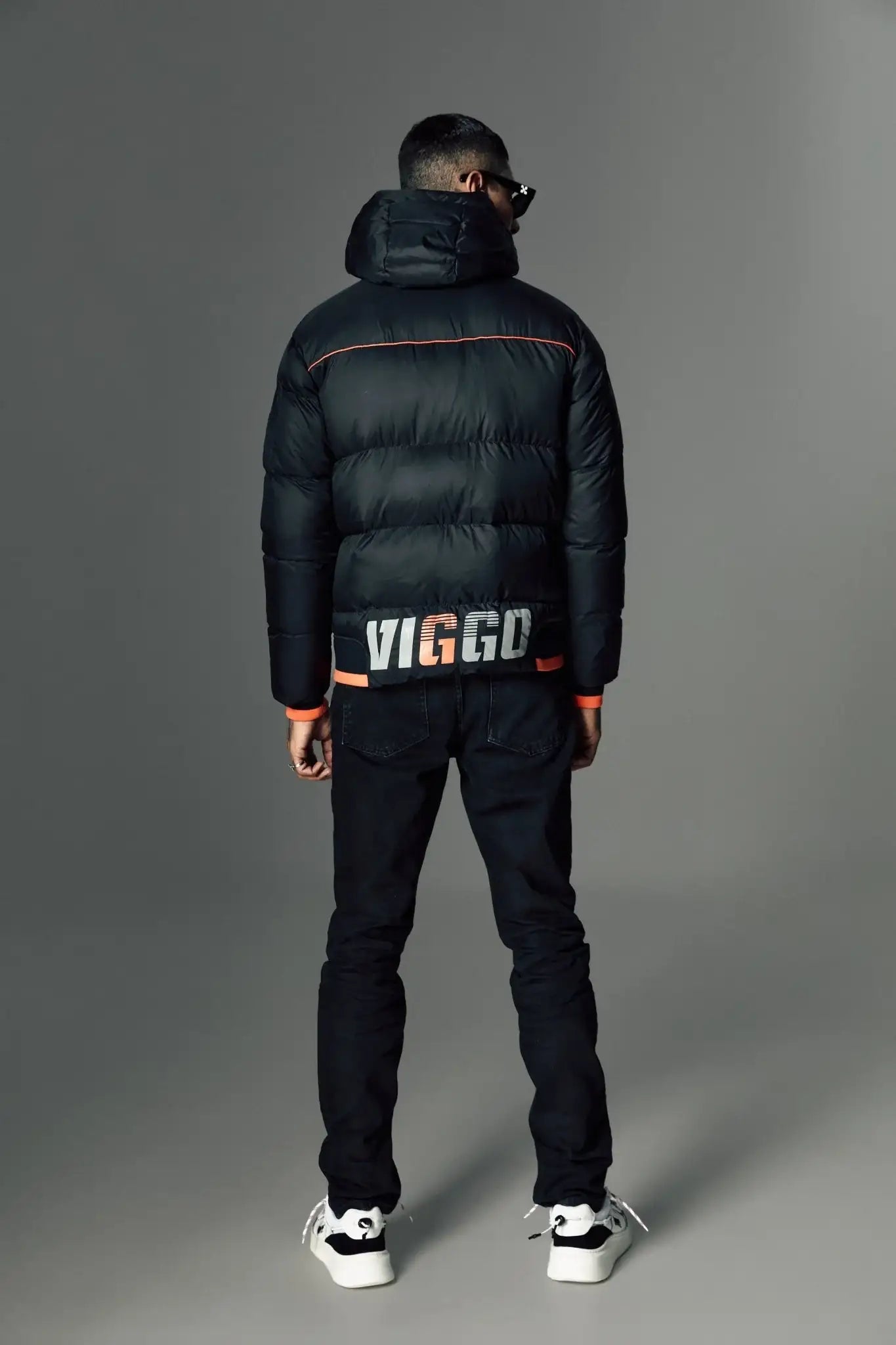 Geaca neagra cu incalzire si accesorii detasabile