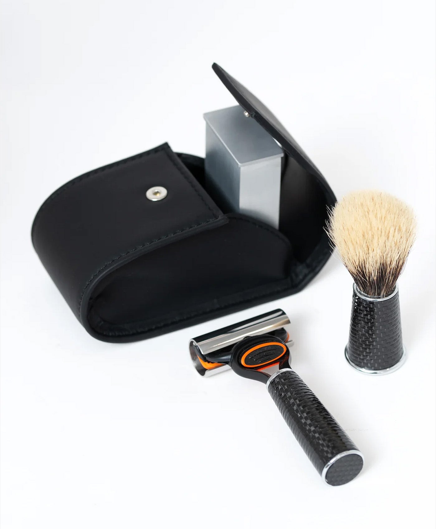 Kit negru de barbierit in husa din piele de miel