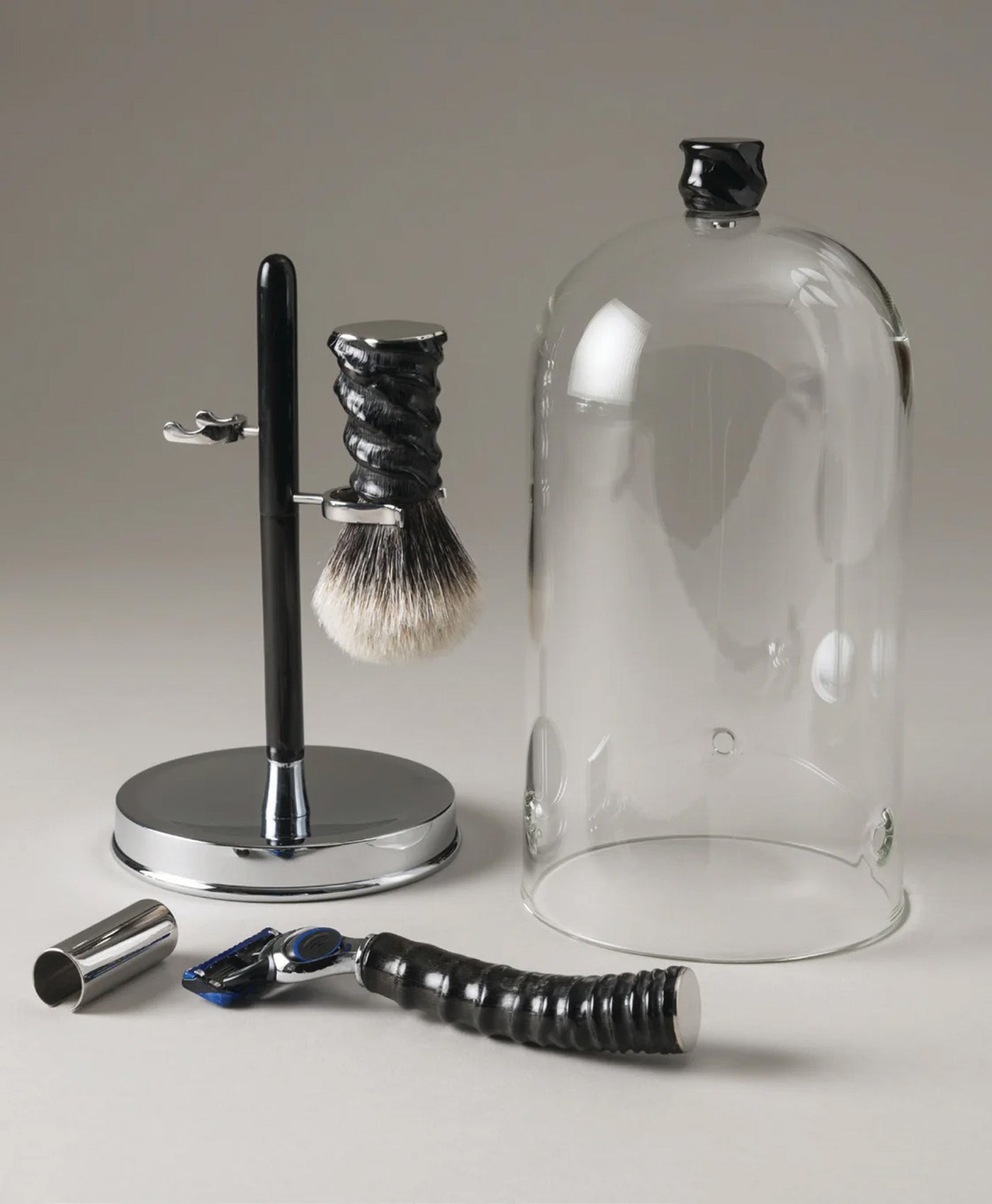 Set de barbierit din corn cu pamatuf si aparat de ras