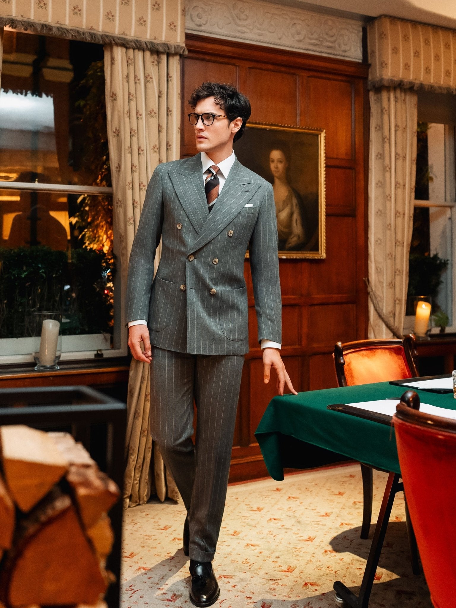 Costum slim fit gri cu dungi fine beige, la doua randuri de nasturi - Viggo