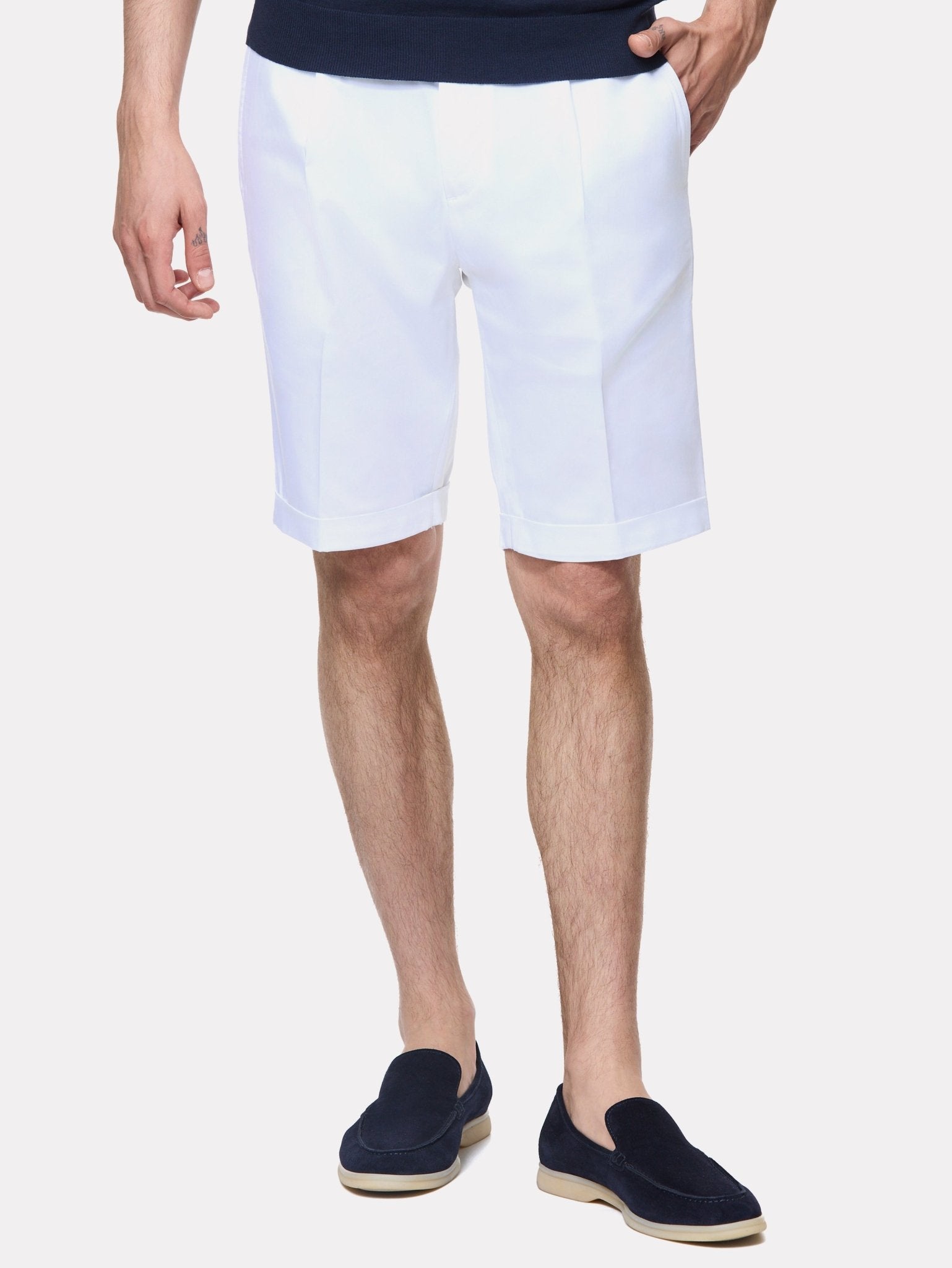 Pantaloni scurti albi cu manseta - Viggo