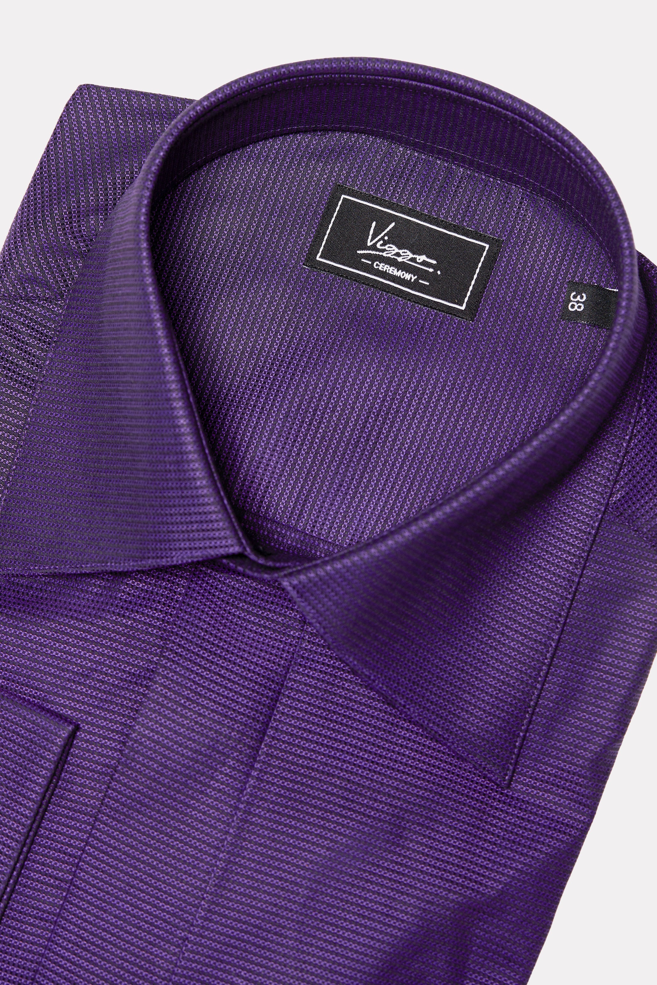 紫のストライプと隠しボタンが付いた黒のテクスチャード シャツ