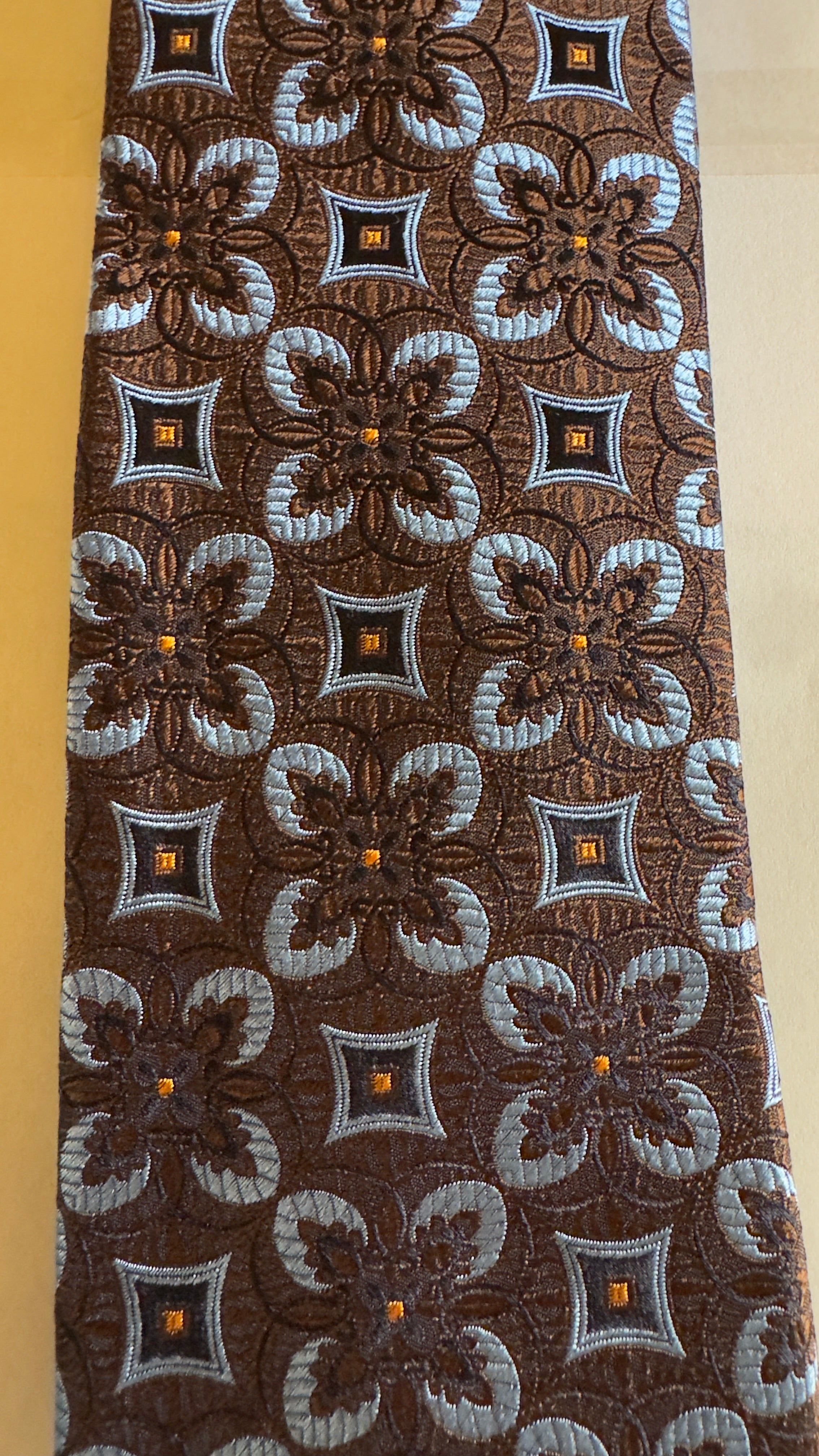 Cravata maro din matase imprimeu floral geometric