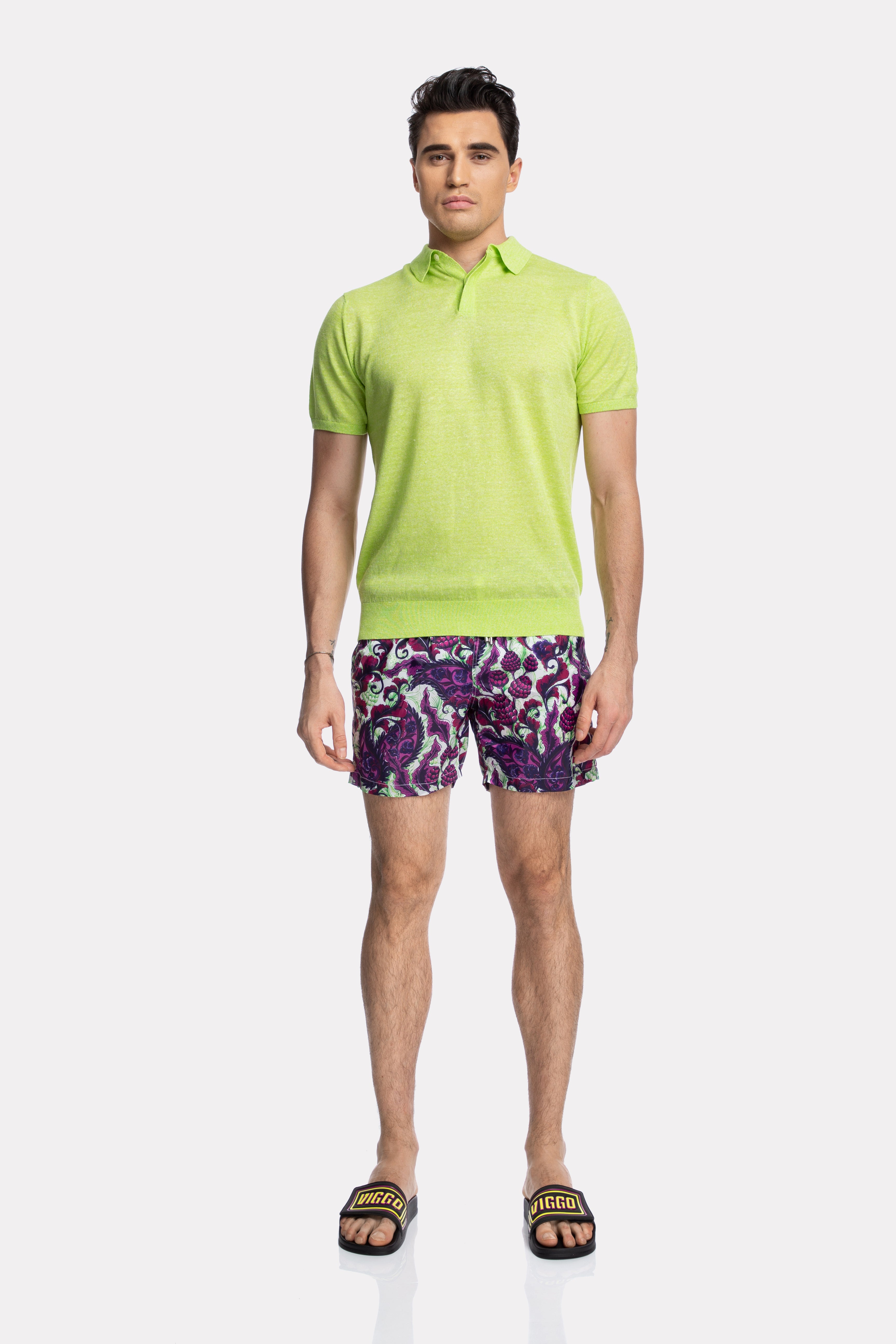 紫と緑のペイズリー柄の水泳パンツ