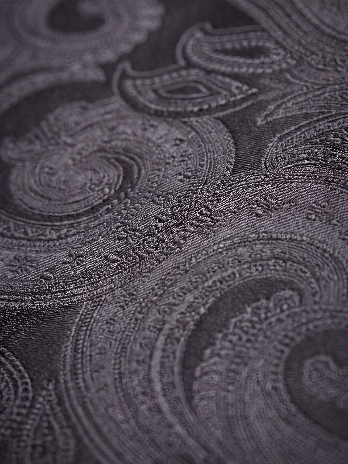 Cravata matase neagra paisley ton pe ton