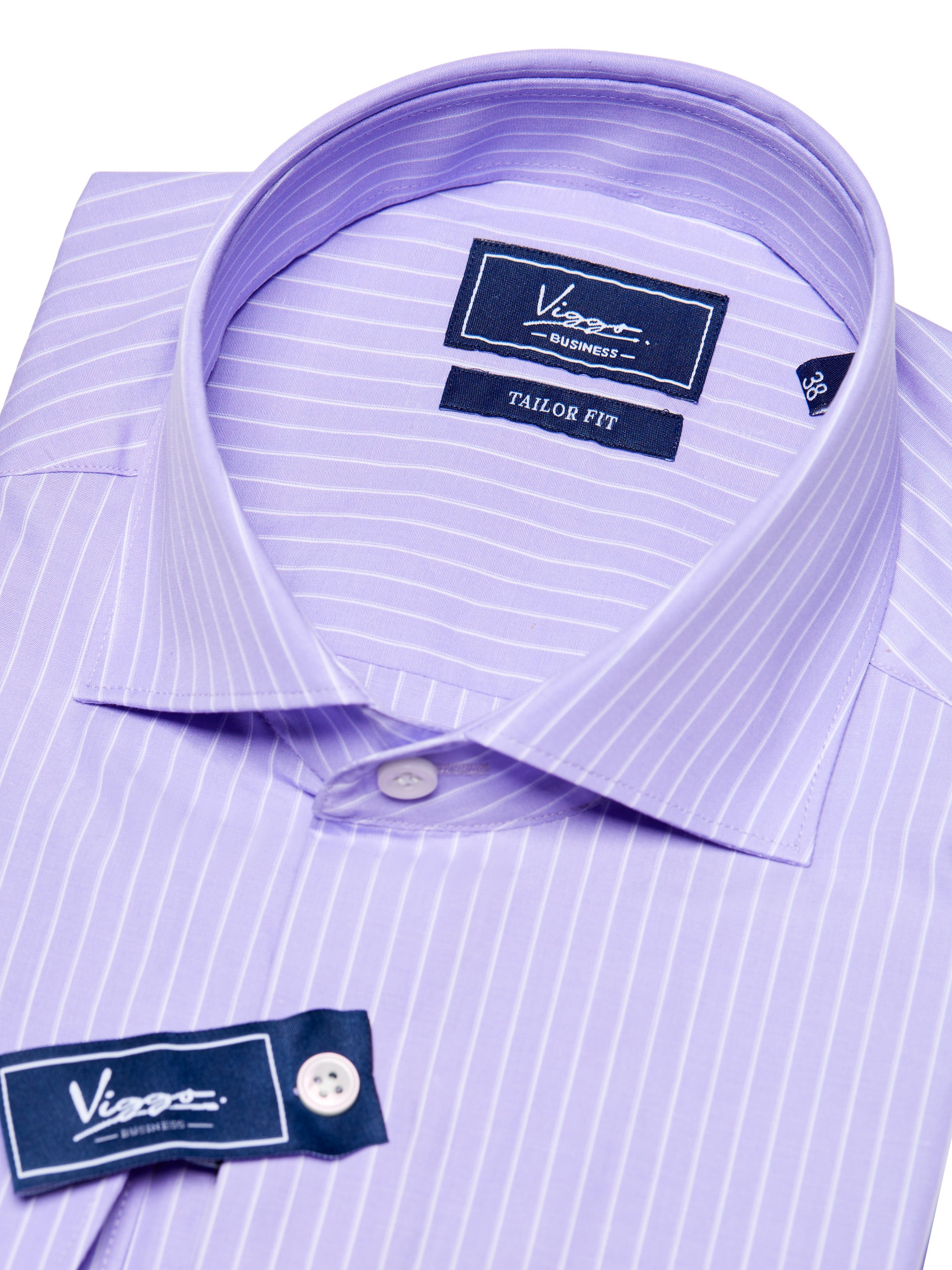 白のストライプが入った薄紫色のシャツ