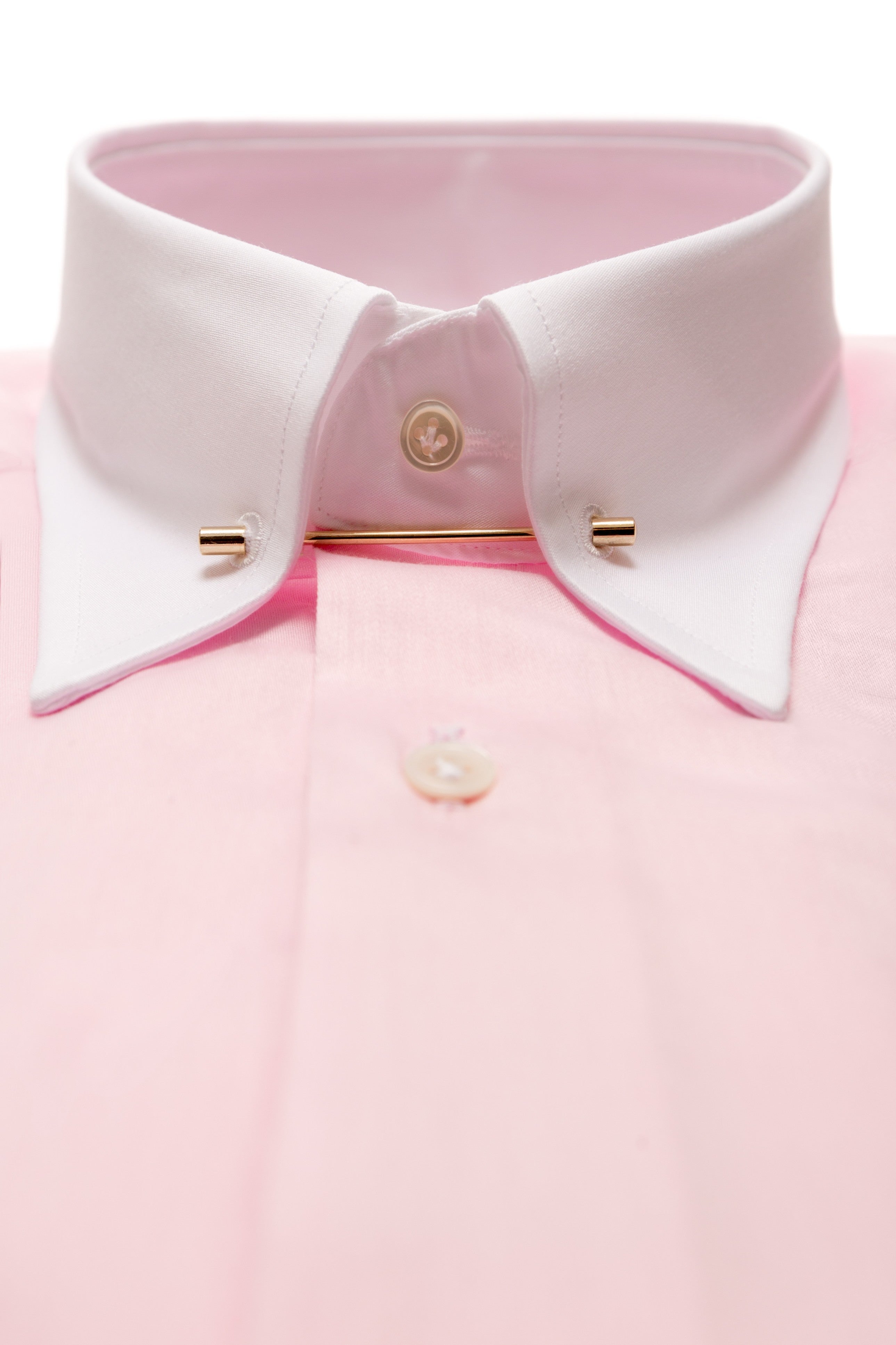 ピンクのシャツに白のピンカラー