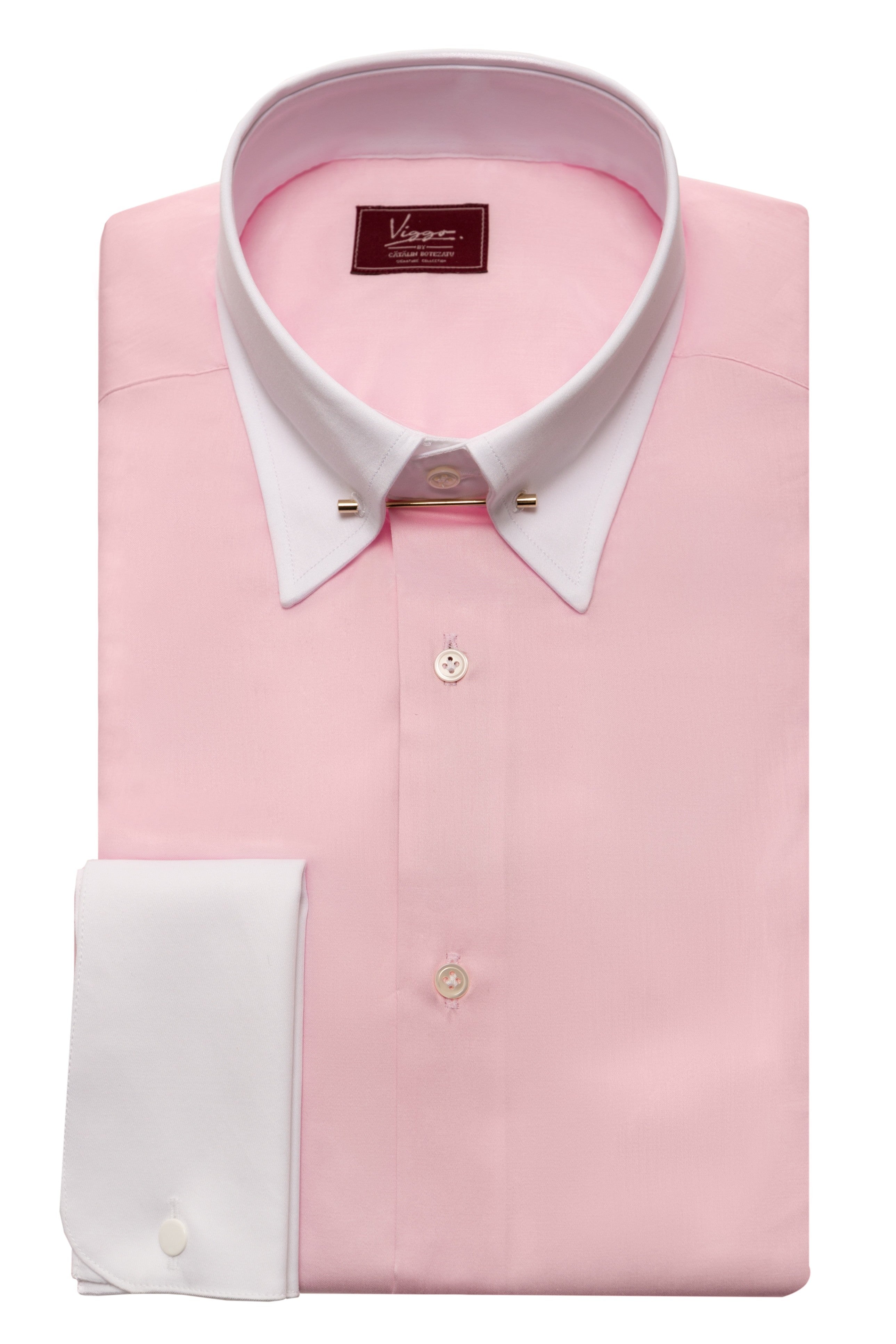 ピンクのシャツに白のピンカラー