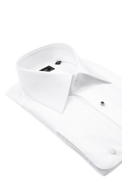 宝石ボタン付きのきめの細かい白いシャツ