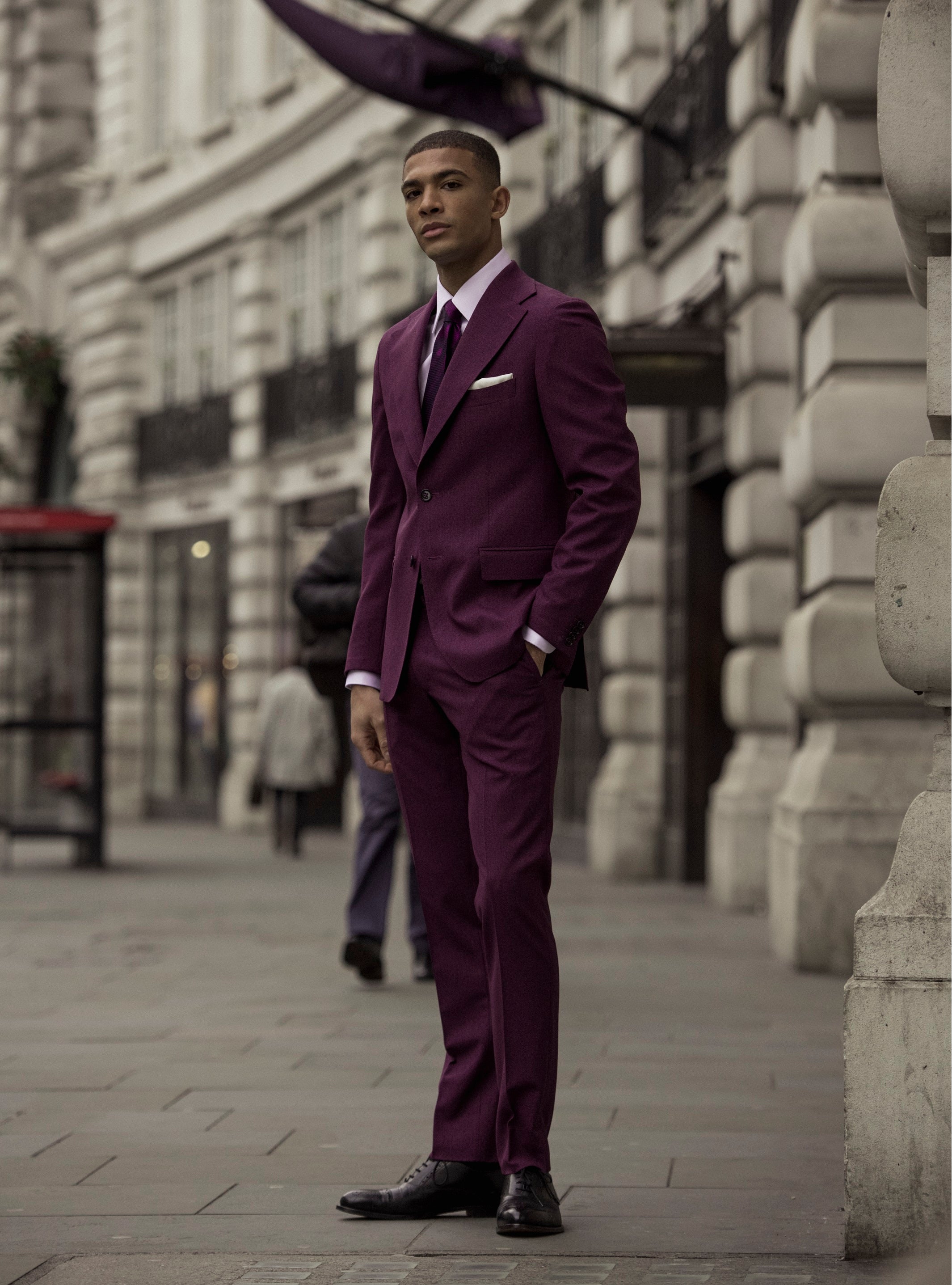 テーラードフィット、黒の背景に織り目加工の紫のツーピース スーツ