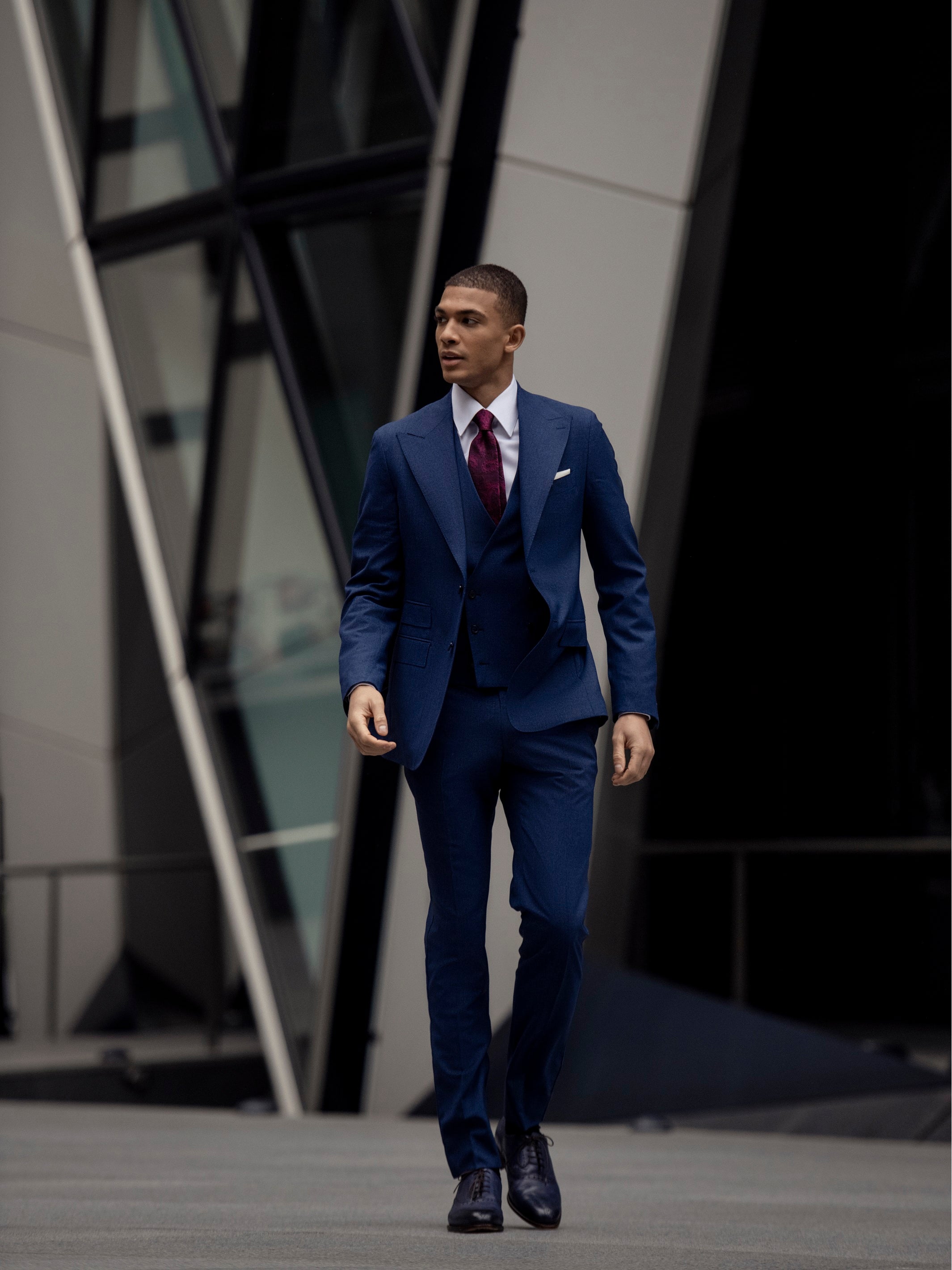 Navy textured three-piece suit, tailored fit