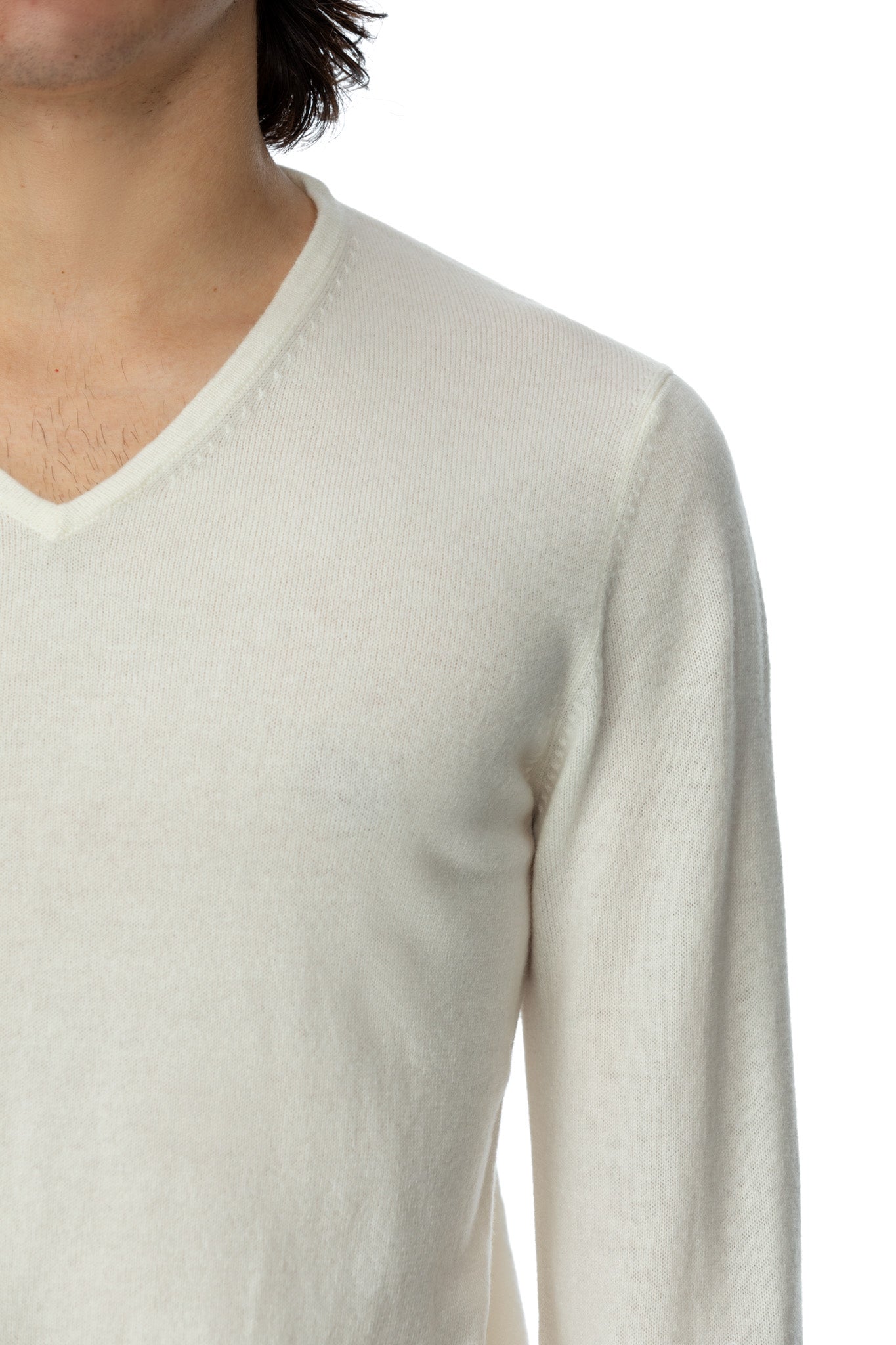 White sweater with V-neck made of merino wool and cashmere