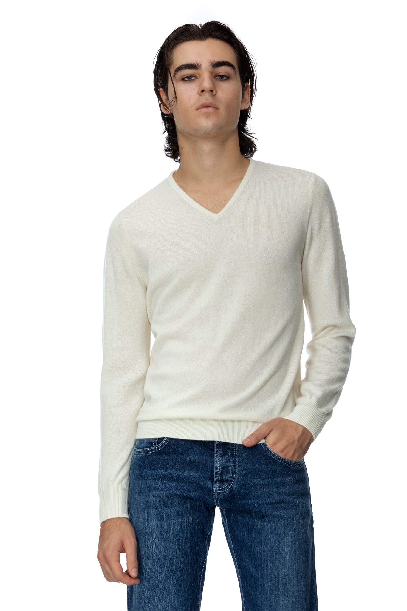 メリノウールとカシミヤで作られたVネックの白いセーター