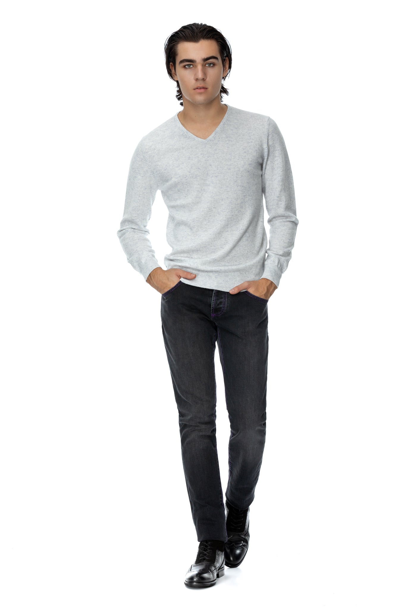 Gray sweater with V-neck made of merino wool and cashmere