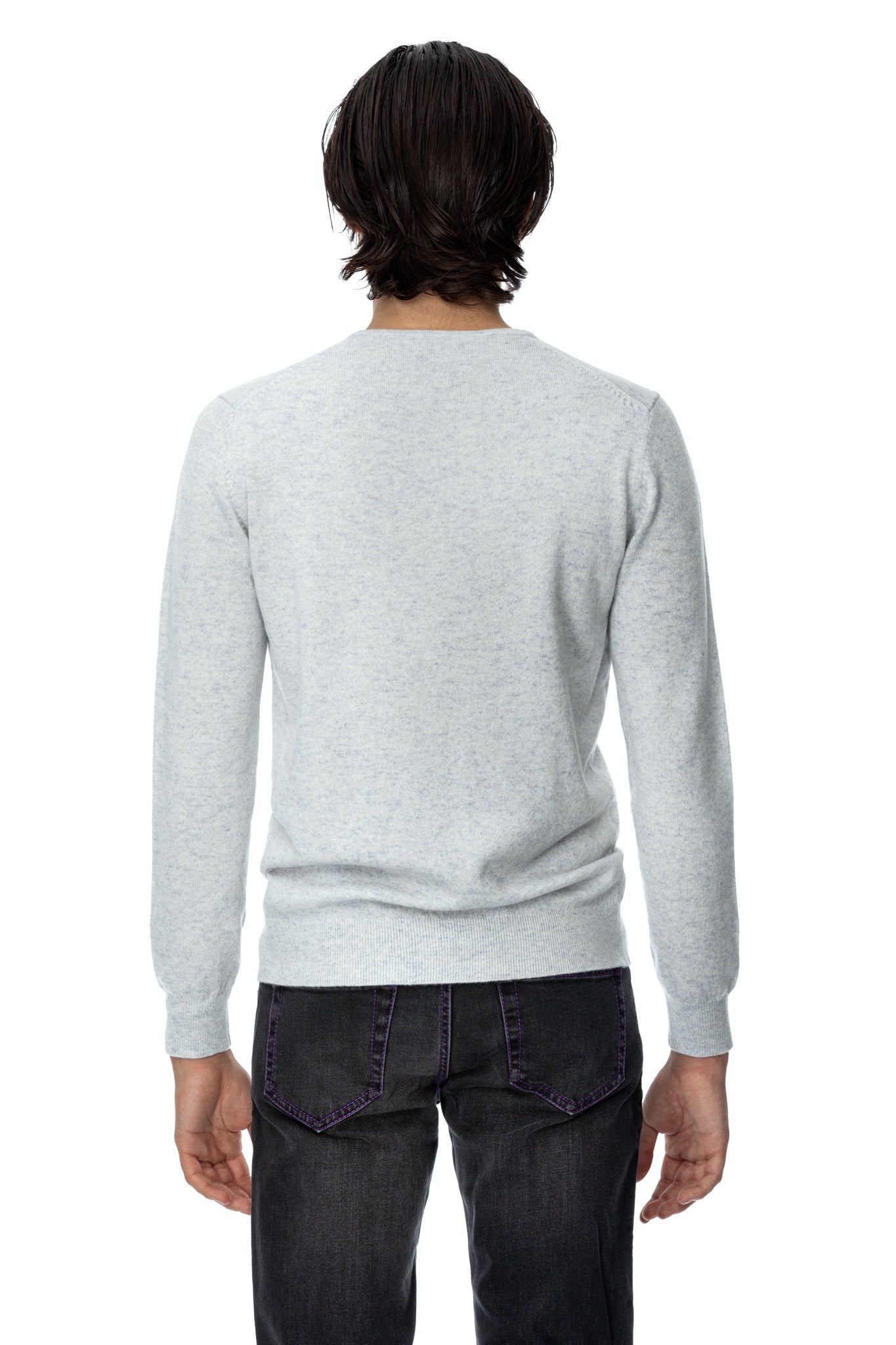 メリノ ウールとカシミヤで作られた V ネックのグレーのセーター
