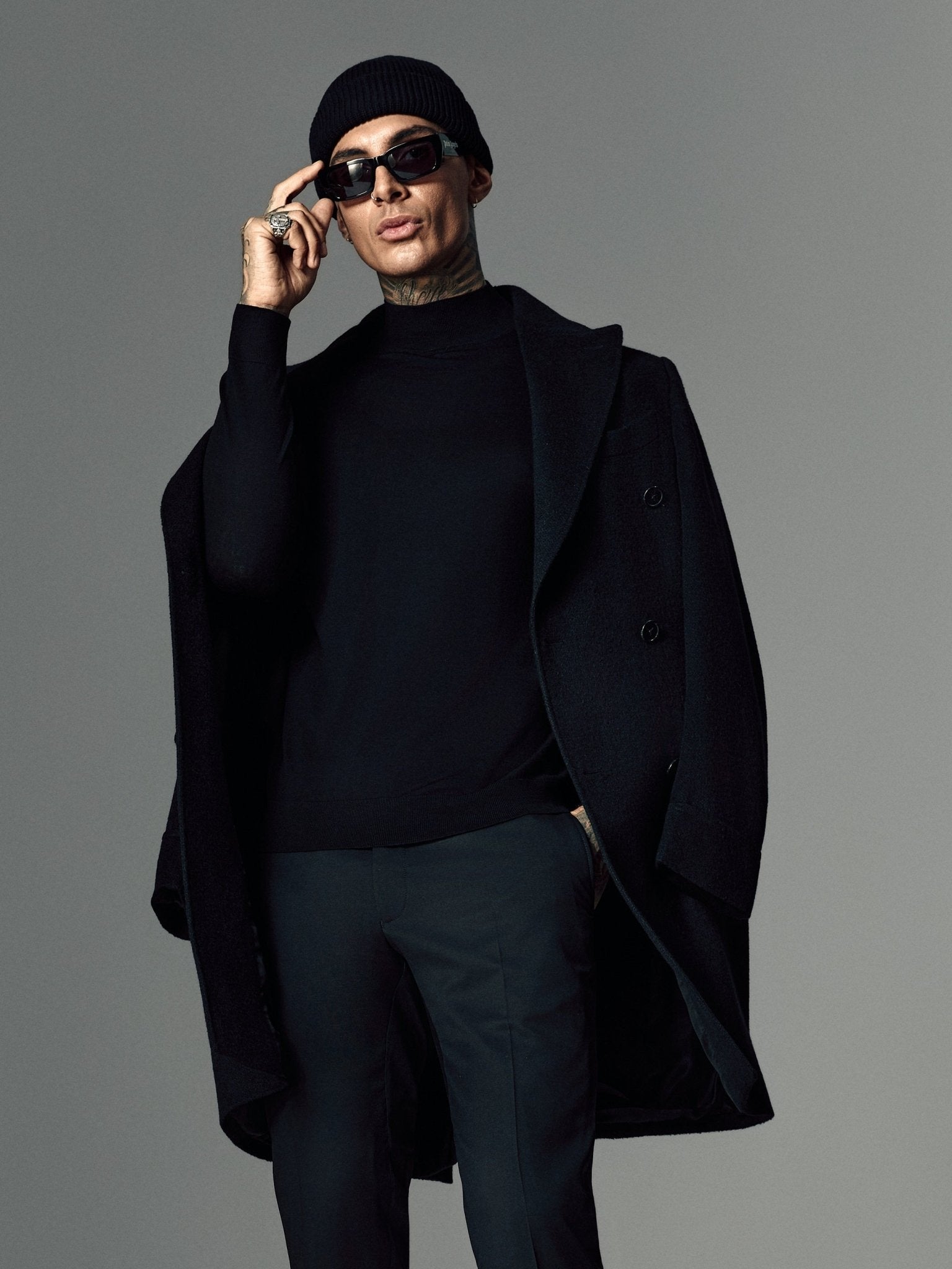 Maleta neagra din lana merino extra fina 16 GG - Viggo