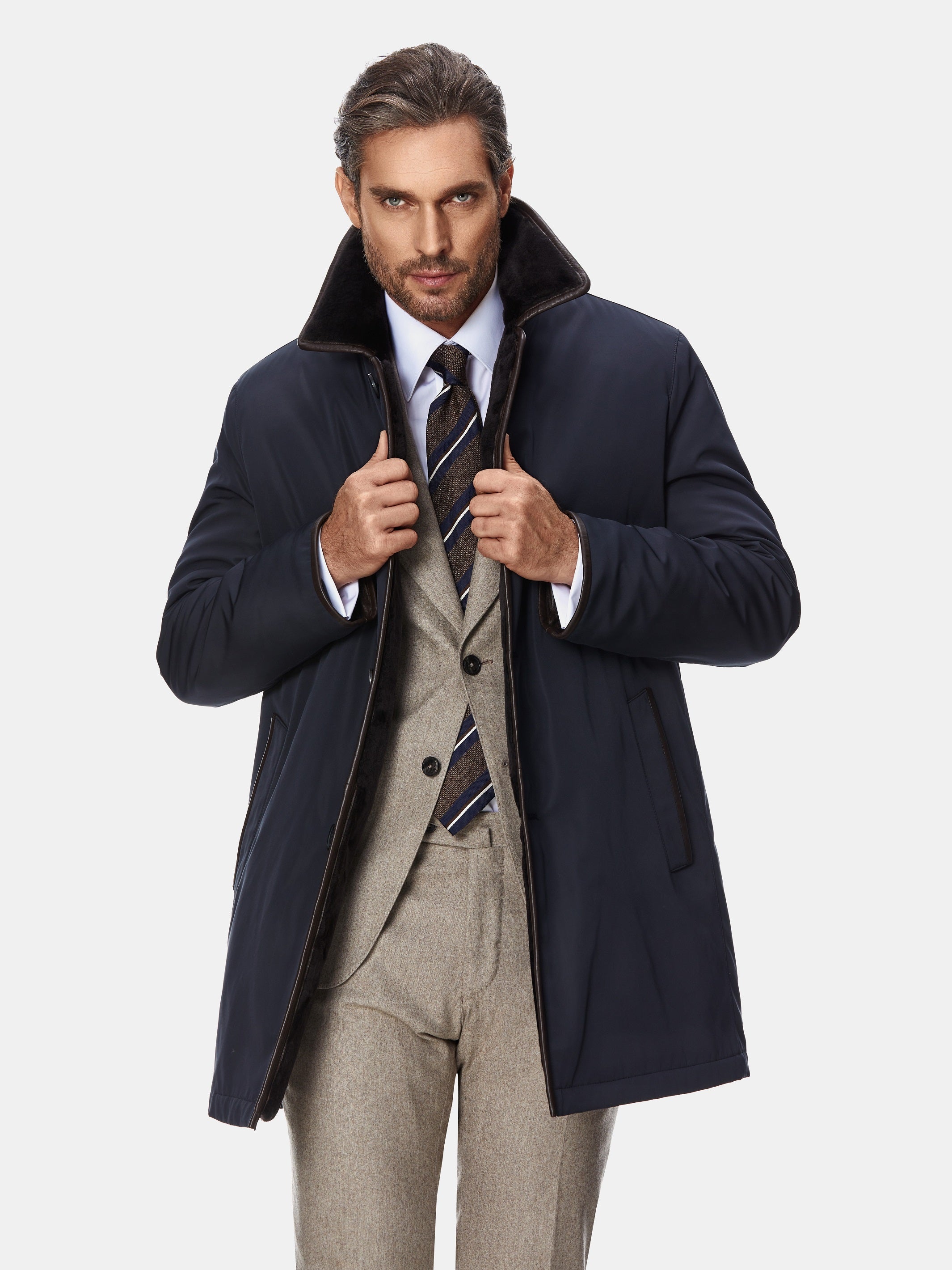 Cappotto blu navy con interno in shearling