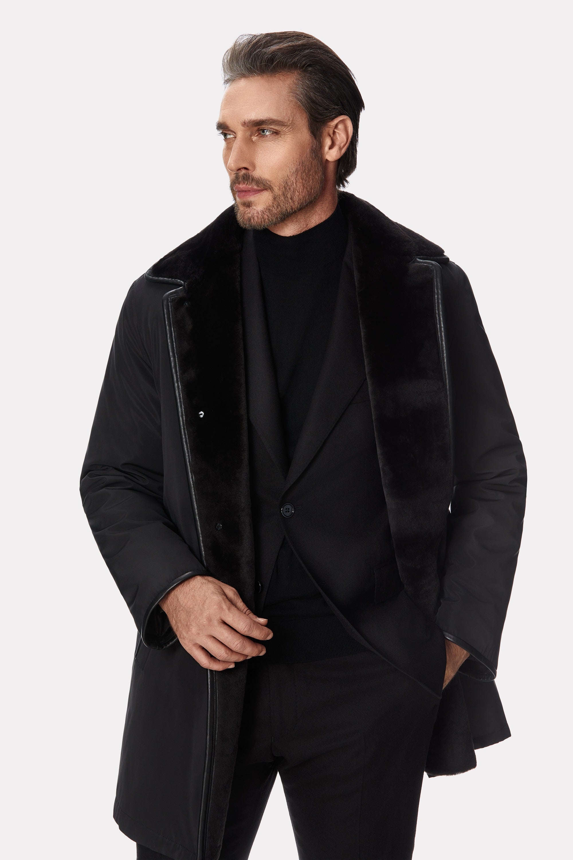 Cappotto nero con interno in shearling