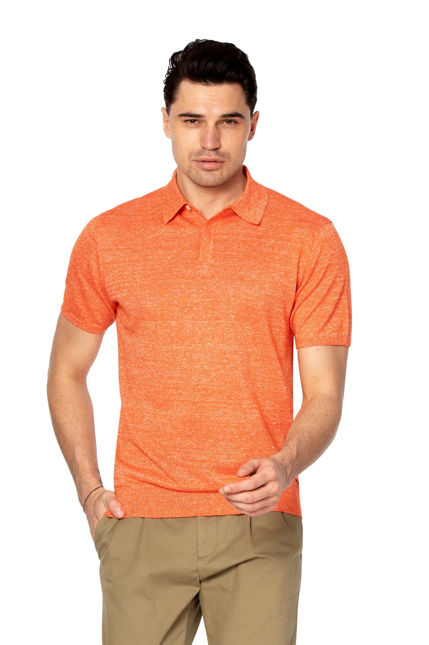 メリノウールとリネンで作られたオレンジ色のポロシャツ